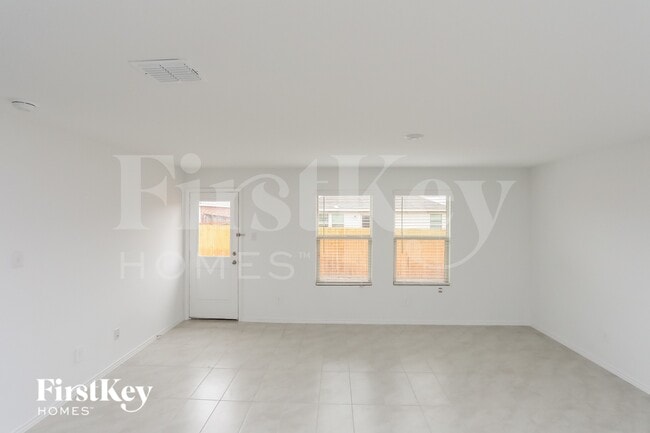 1141 Crestview Dr in Hutchins, TX - Foto de edificio - Building Photo