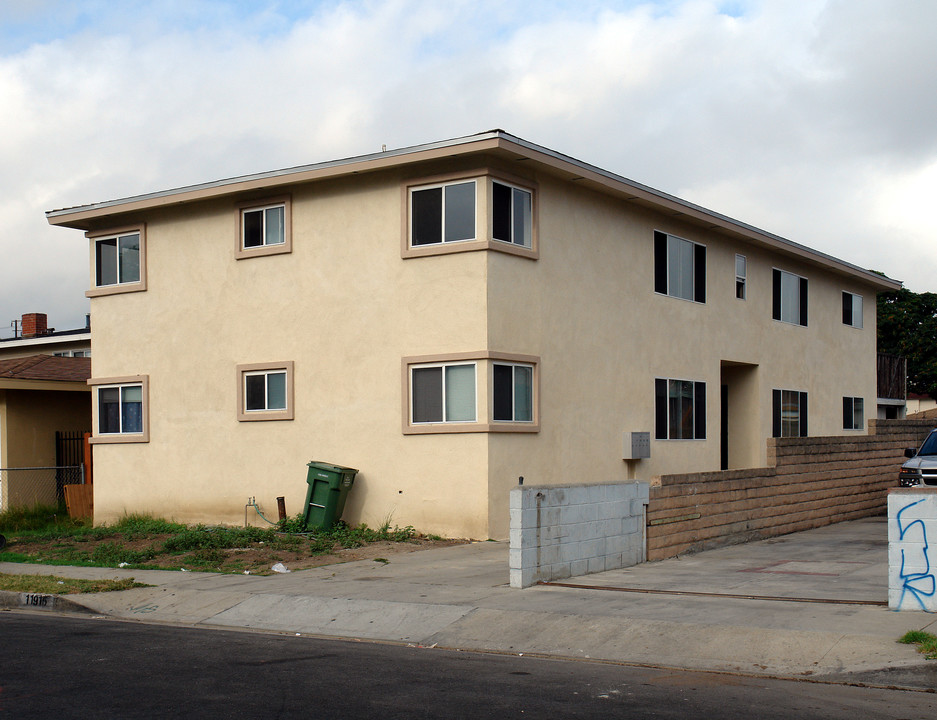 11915 Eucalyptus Ave in Hawthorne, CA - Building Photo