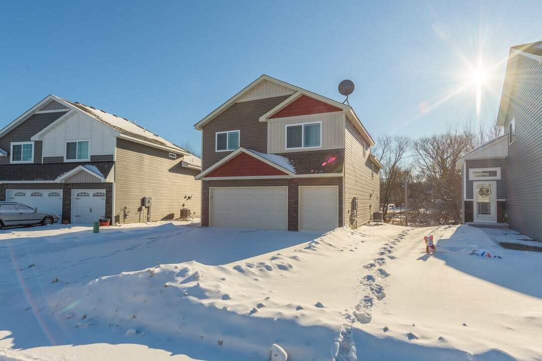 30516 Revere Ave in Shafer, MN - Building Photo