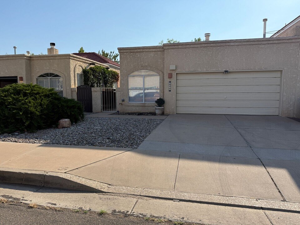 6912 El Cajon Ct NW in Albuquerque, NM - Building Photo