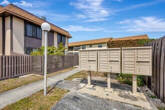 2110 Sherwood Forest Blvd in West Palm Beach, FL - Building Photo - Building Photo