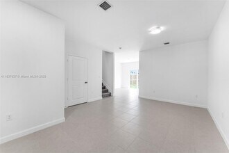 2442 SE 28th St in Homestead, FL - Building Photo - Building Photo