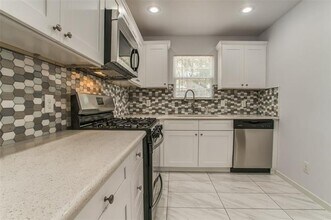 1331 Whitaker Ave in Dallas, TX - Building Photo - Building Photo