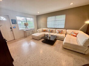 321 E Lakewood Rd in West Palm Beach, FL - Building Photo - Building Photo