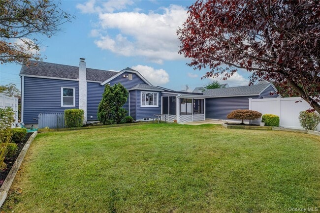 2444 Bayview Ave in Wantagh, NY - Building Photo - Building Photo
