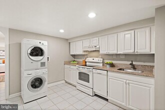 1629 Irving St NW, Unit B in Washington, DC - Building Photo - Building Photo
