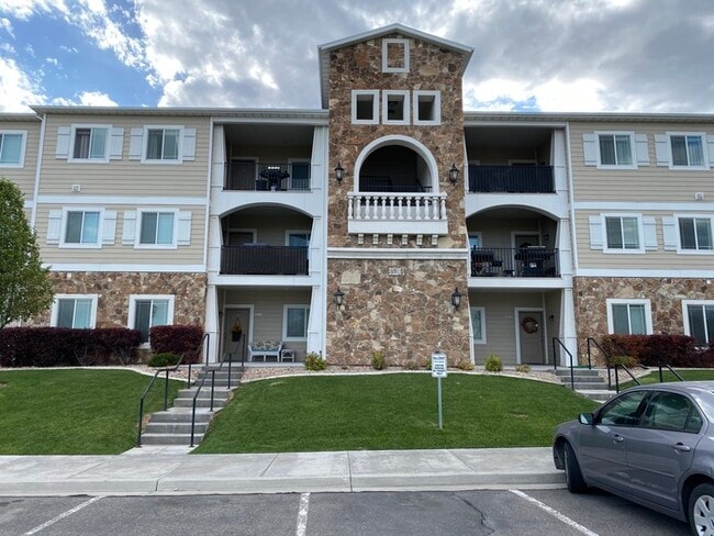 property at 1923 N Crest Rd