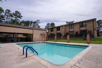 2521 Crosstimbers St in Huntsville, TX - Building Photo - Building Photo