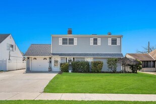 45 Walnut Ln in Hicksville, NY - Building Photo