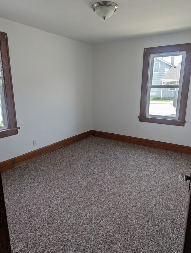 1005 9th Ave, Unit Apartment D - Lower Front in Union Grove, WI - Building Photo - Building Photo