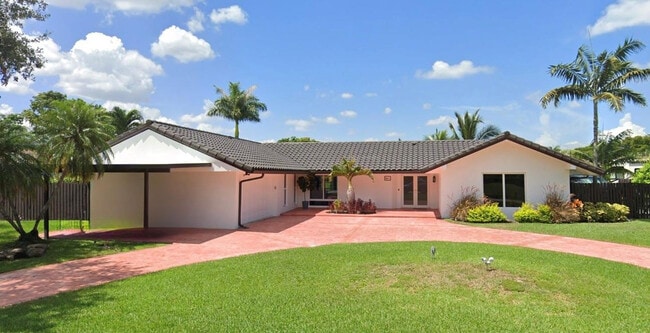 481 W Tropical Way in Plantation, FL - Building Photo - Building Photo