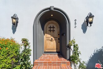 956 S Longwood Ave in Los Angeles, CA - Building Photo - Building Photo