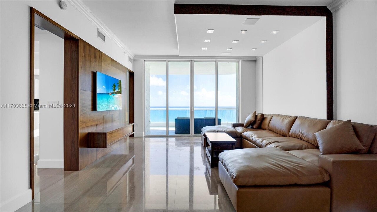 19111 Collins Ave, Unit 1705 in Sunny Isles Beach, FL - Building Photo