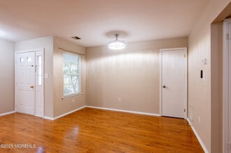 157 Tulip Ln in Freehold, NJ - Foto de edificio - Building Photo