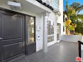 1012 S Orange Dr in Los Angeles, CA - Building Photo - Building Photo