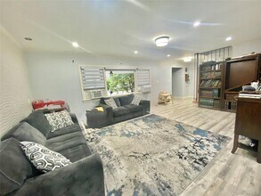 107 Baker Hill Rd in Great Neck, NY - Building Photo - Building Photo