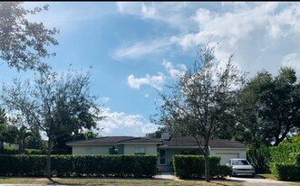 1240 S Alhambra Cir in Coral Gables, FL - Building Photo