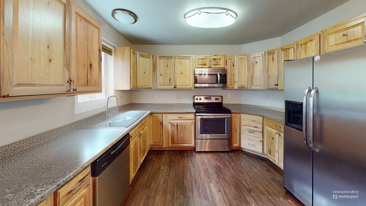 2494 Schutzen St in North Pole, AK - Building Photo