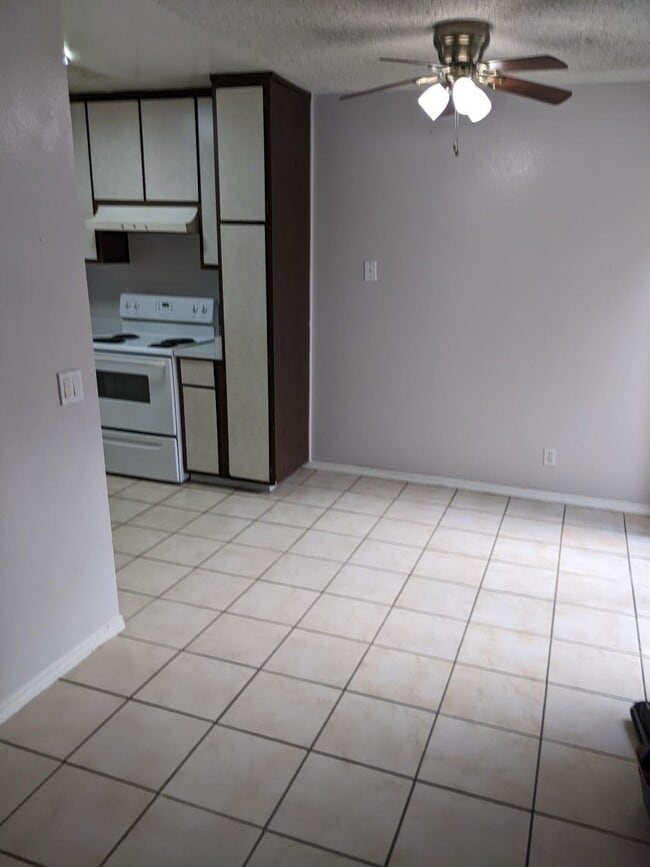 1811 E Grand Ave, Unit 126 in Escondido, CA - Building Photo - Building Photo