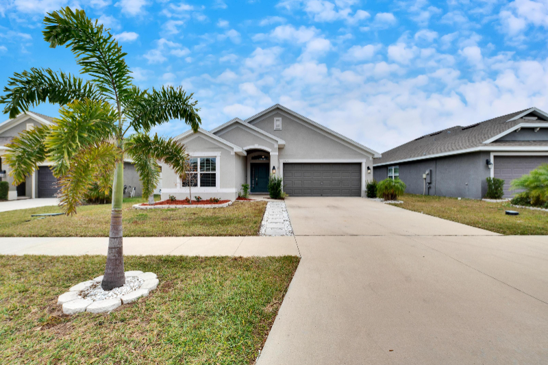 14525 Scottburgh Glen Dr in Wimauma, FL - Building Photo