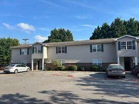 132 E 12th St, Unit One Bedroom Apt in Newton, NC - Building Photo