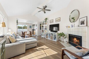 1957 Diamond St in San Diego, CA - Building Photo