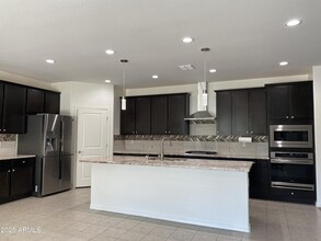 2135 W Betty Elyse Ln in Phoenix, AZ - Building Photo - Building Photo