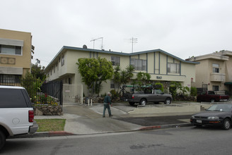 1560 N Hobar in Los Angeles, CA - Building Photo - Building Photo