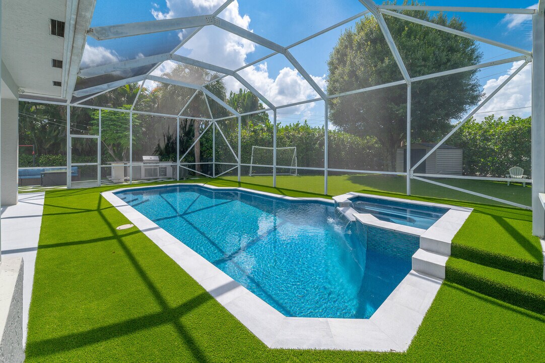 477 Otter Ln S in Jupiter, FL - Building Photo