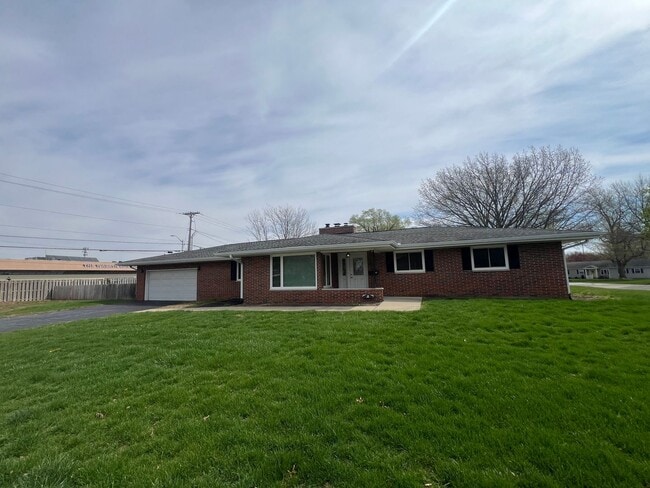 2 Robinhood Ln in Springfield, IL - Building Photo - Building Photo