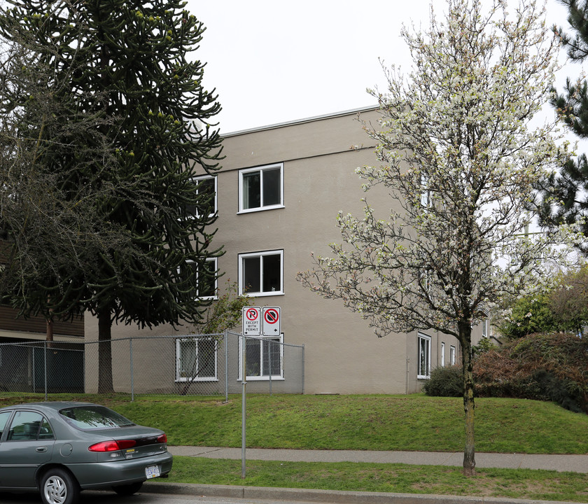 Roosevelt Manor Apartments in Vancouver, BC - Building Photo