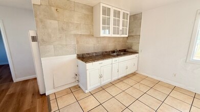 124 1/2 W 95th St, Unit W. 95th St. in Los Angeles, CA - Foto de edificio - Building Photo