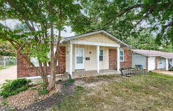 2400 E Humes Ln in Florissant, MO - Building Photo - Building Photo