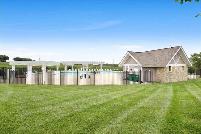 2122 SW Gooseberry Ln in Lee's Summit, MO - Foto de edificio - Building Photo