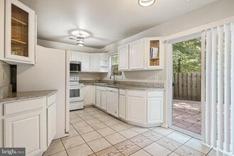 19013 Cherry Bend Dr in Germantown, MD - Foto de edificio - Building Photo