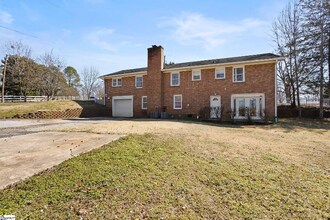 2442 Fews Bridge Rd in Greer, SC - Foto de edificio - Building Photo