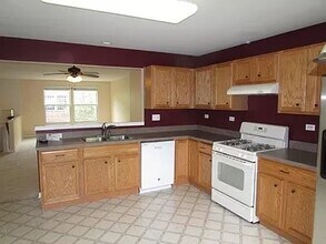 548 Conservatory Ln in Aurora, IL - Building Photo - Building Photo