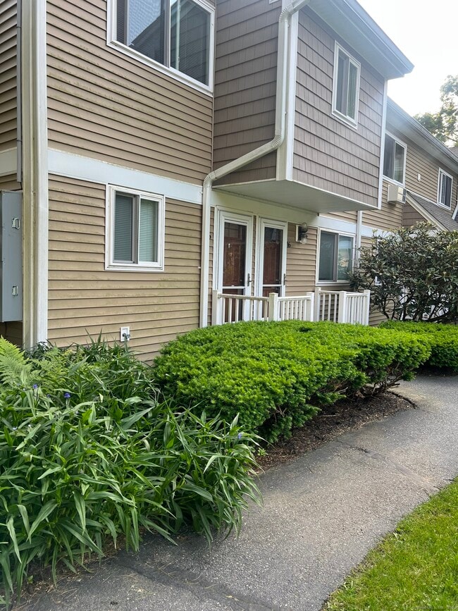 6 Rose Ln in Danbury, CT - Building Photo - Building Photo