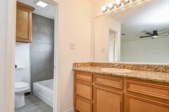 2430 Ridge Hollow Dr in Houston, TX - Building Photo - Building Photo