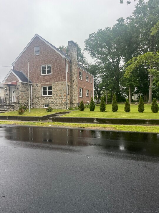526 Franklin Ave in Stratford, CT - Building Photo