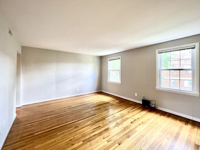2207 Washington Ave, Unit 201 in Silver Spring, MD - Foto de edificio - Building Photo