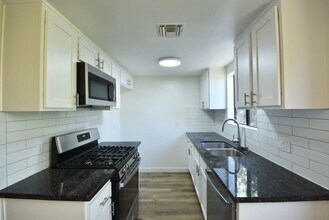 12338 Oxnard St, Unit 105 in Los Angeles, CA - Foto de edificio - Building Photo