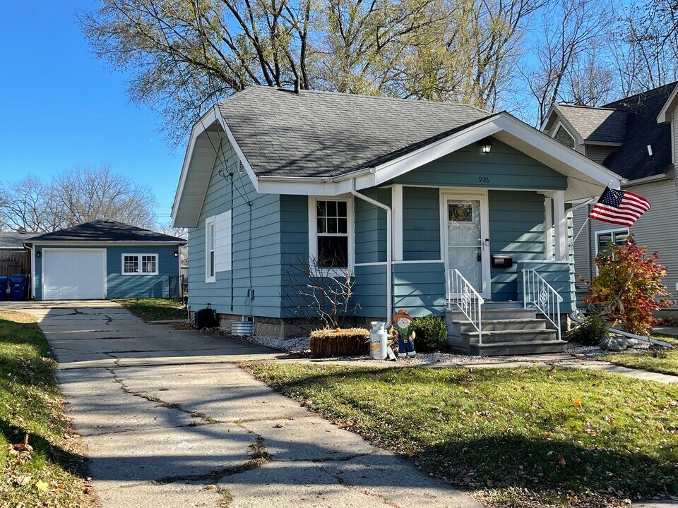 926 N 12th St in Dekalb, IL - Building Photo