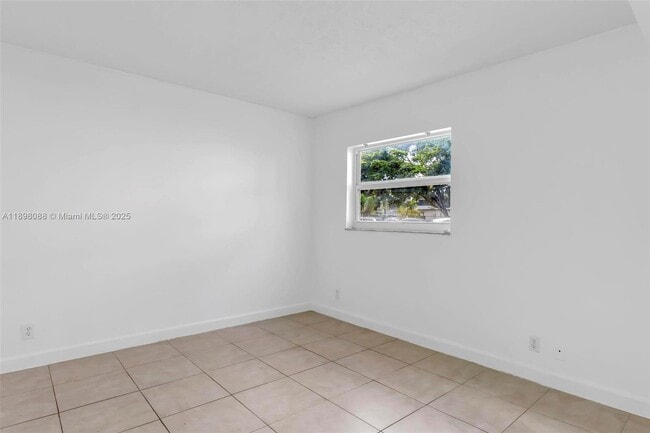 8002 Lagos De Campo Blvd in Tamarac, FL - Building Photo - Building Photo