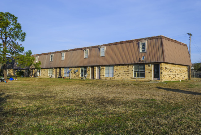 Outback Apartments in Commerce, TX - Building Photo - Building Photo