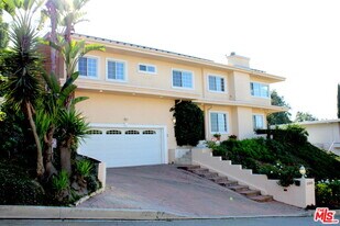 11502 Dona Teresa Dr in Los Angeles, CA - Building Photo