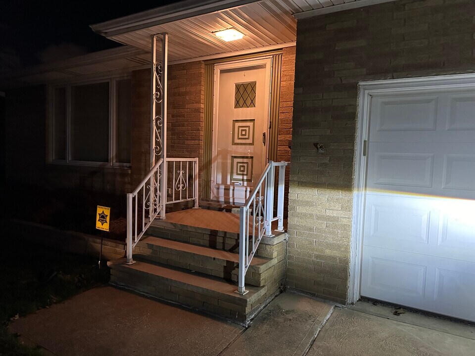 9574 Idlewood Dr in Brooklyn, OH - Foto de edificio