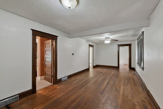5633 Lake St in Omaha, NE - Foto de edificio - Building Photo