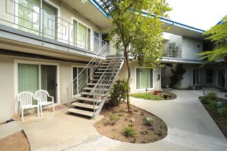 720 Indiana Ct in El Segundo, CA - Foto de edificio - Building Photo