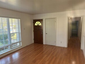 5301 Ravensdale Ln in Austin, TX - Building Photo - Building Photo